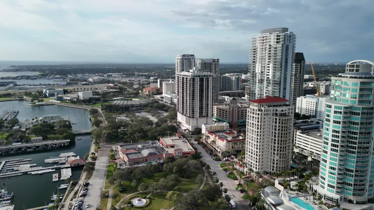 美国佛罗里达州圣彼得堡的城市沿海建筑和南斯特劳布公园鸟瞰图视频素材