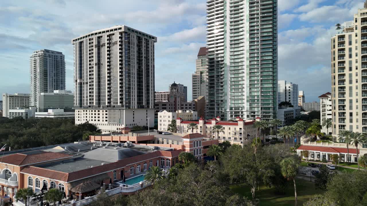 在一个阳光明媚的日子里，美国佛罗里达州圣彼得堡市的城市沿海建筑鸟瞰图视频素材