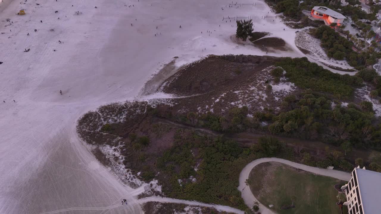 无人机拍摄的西斯塔海滩，日落时分的沙滩、建筑和大海在佛罗里达州的西斯塔岛一览无余视频素材