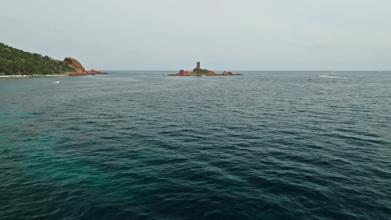 法国圣拉斐尔的海景和遥远的德拉蒙岛，天空雾蒙蒙视频素材