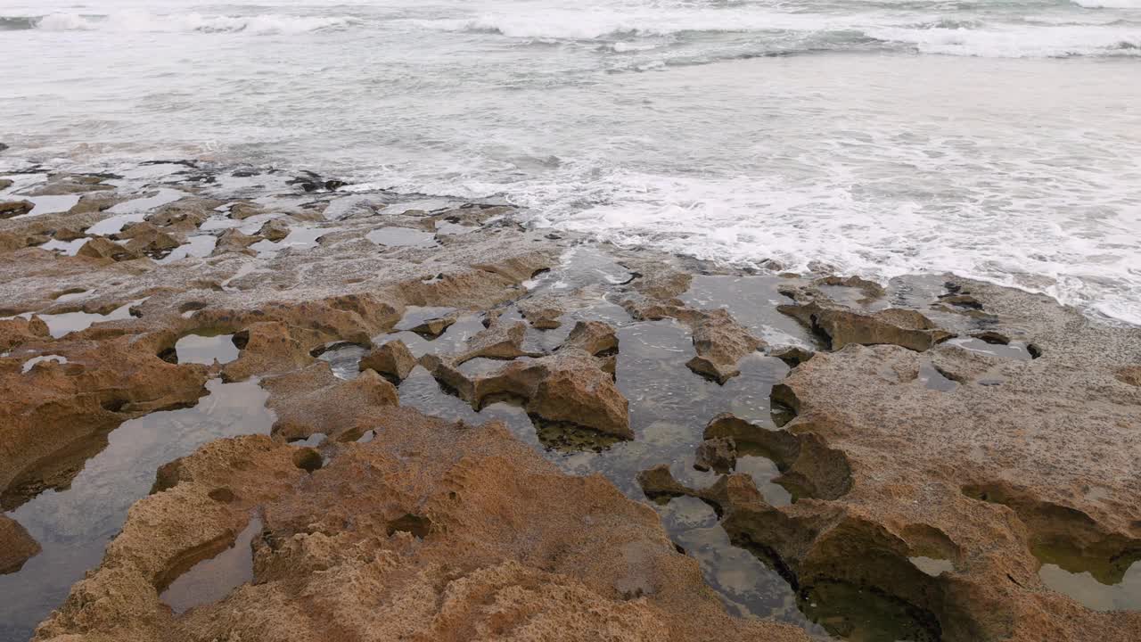 海浪冲击着岩石海岸线视频素材