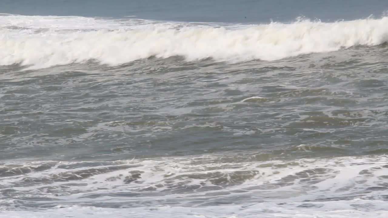 海水在沙滩上泛起泡沫视频下载