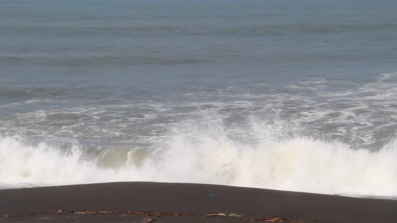 海水在沙滩上泛起泡沫视频下载