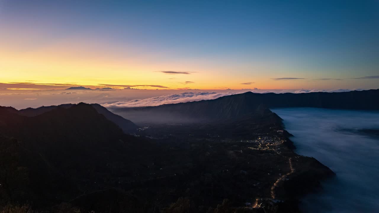 印尼东爪哇，日出时的Bromo火山视频下载