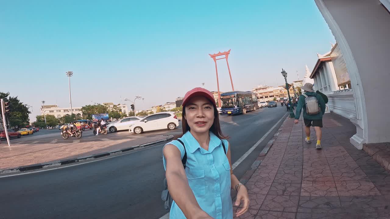 亚洲女性旅行时用智能手机拍视频视频素材