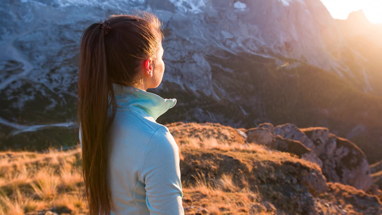 健美的女人征服了山路，早晨被令人敬畏的山峰包围视频下载