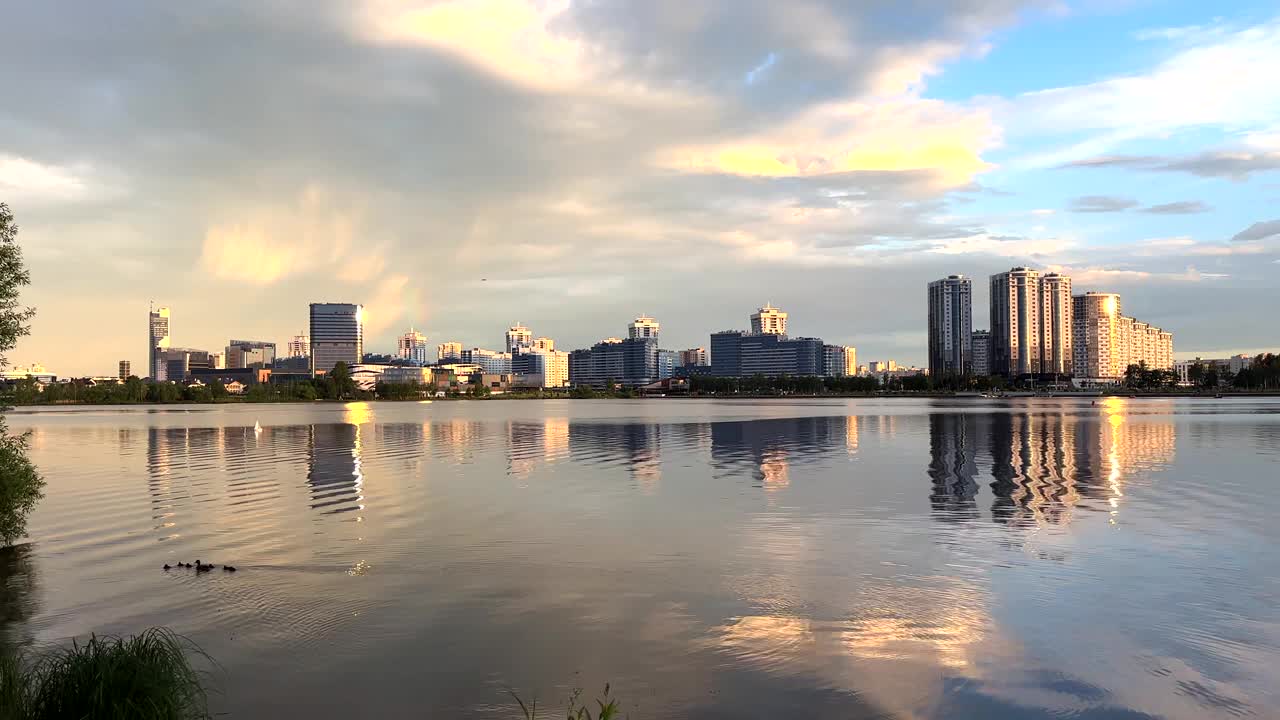 日落时分，湖边的城市。视频下载