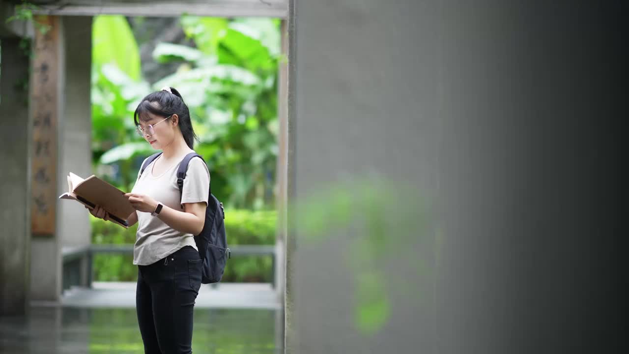 亚洲女大学生在大学学习视频下载