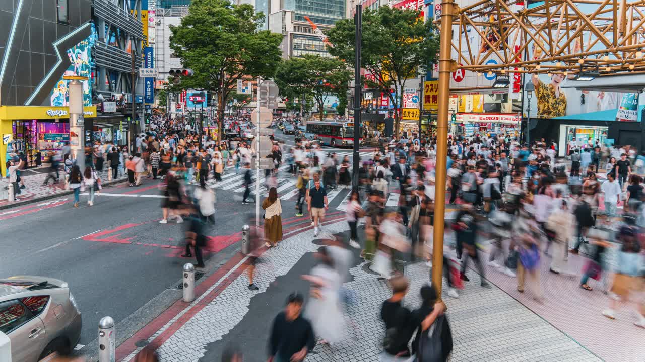 图为，在日本东京涩谷区的傍晚，熙熙攘攘的国内外游客走过人行横道视频素材