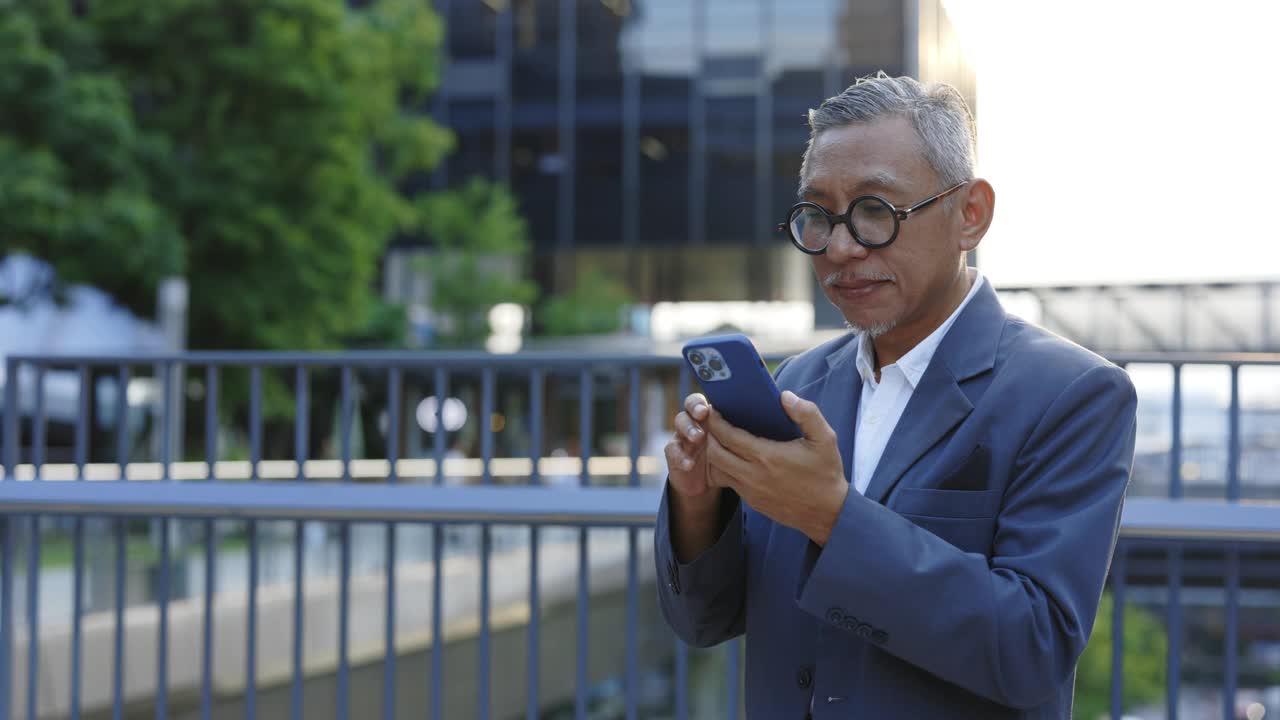 幸运的亚洲男子获奖，站在外面感到兴奋。视频素材