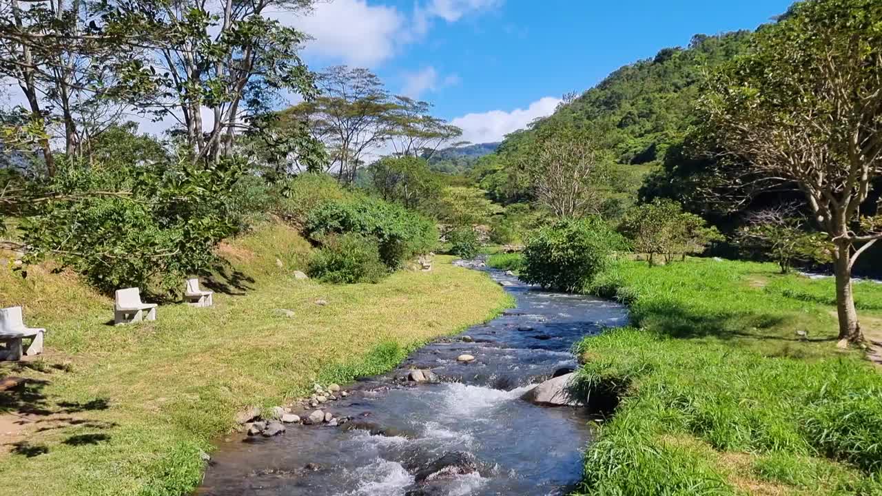 阳光明媚的一天，巴拿马，波奎特，火山口溪视频素材