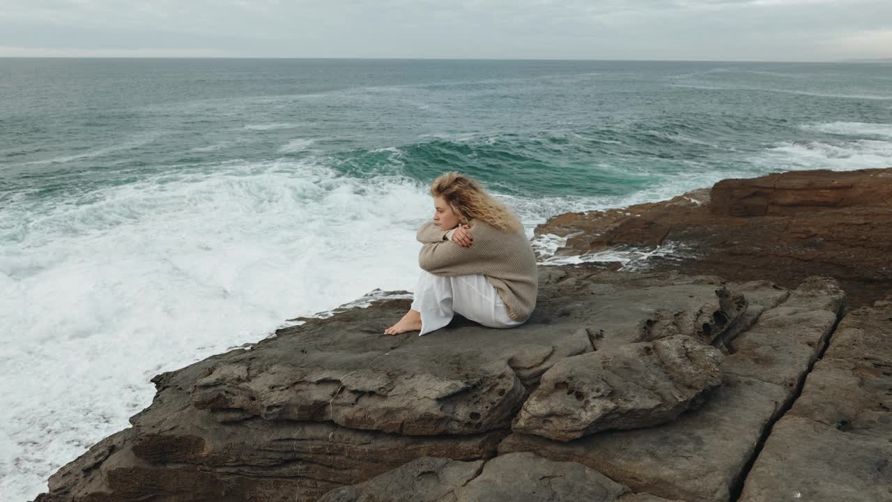 在海边沉思的女人视频素材