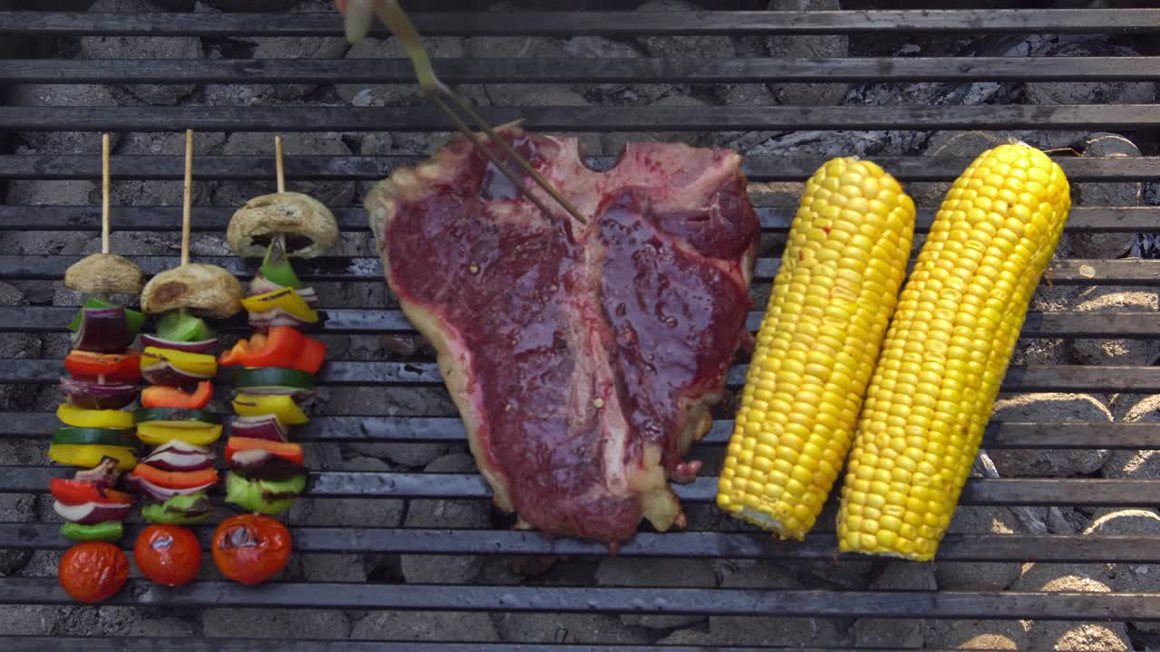 在烤架上准备t骨牛排和鸡肉串视频下载