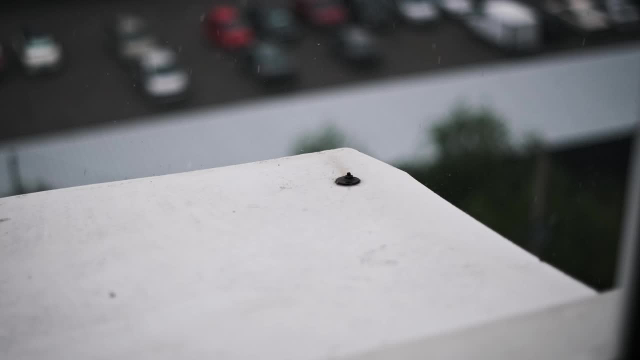 阳台上的雨-城市景观视频素材