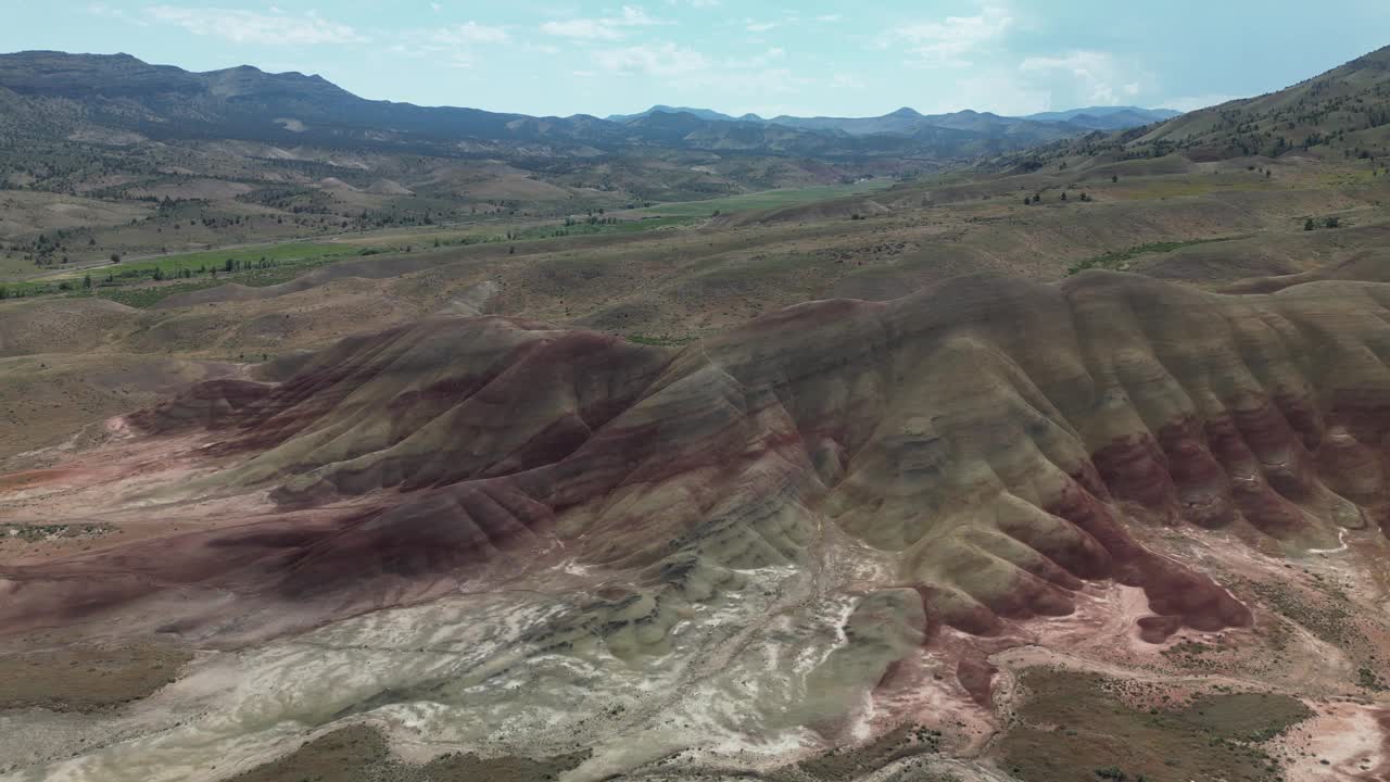 美国俄勒冈州中东部风景秀丽的彩绘山和约翰·戴化石床公园的无人机镜头视频素材