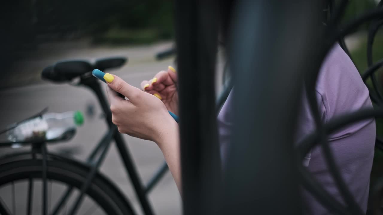 女性在自行车旁使用智能手机视频素材