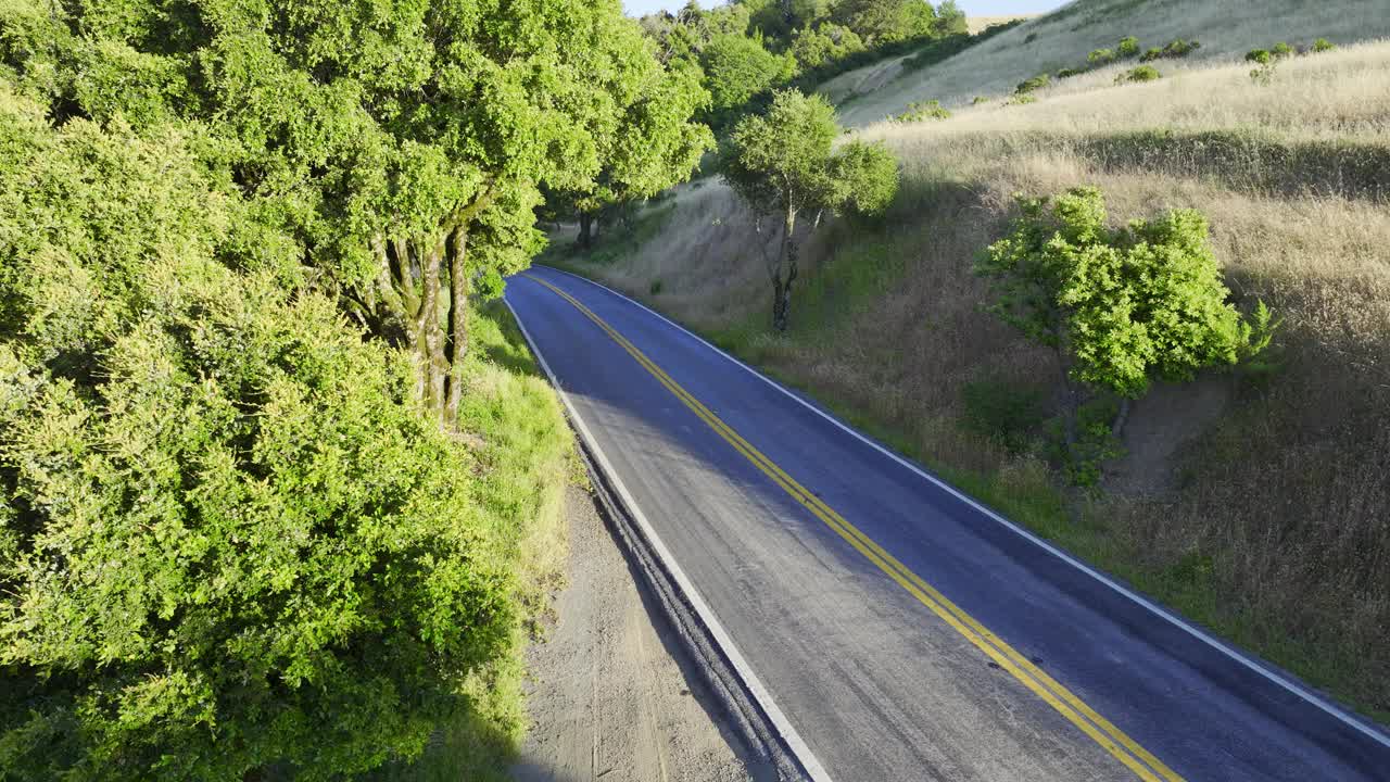 穿过圣克鲁斯山脉的风景公路视频素材