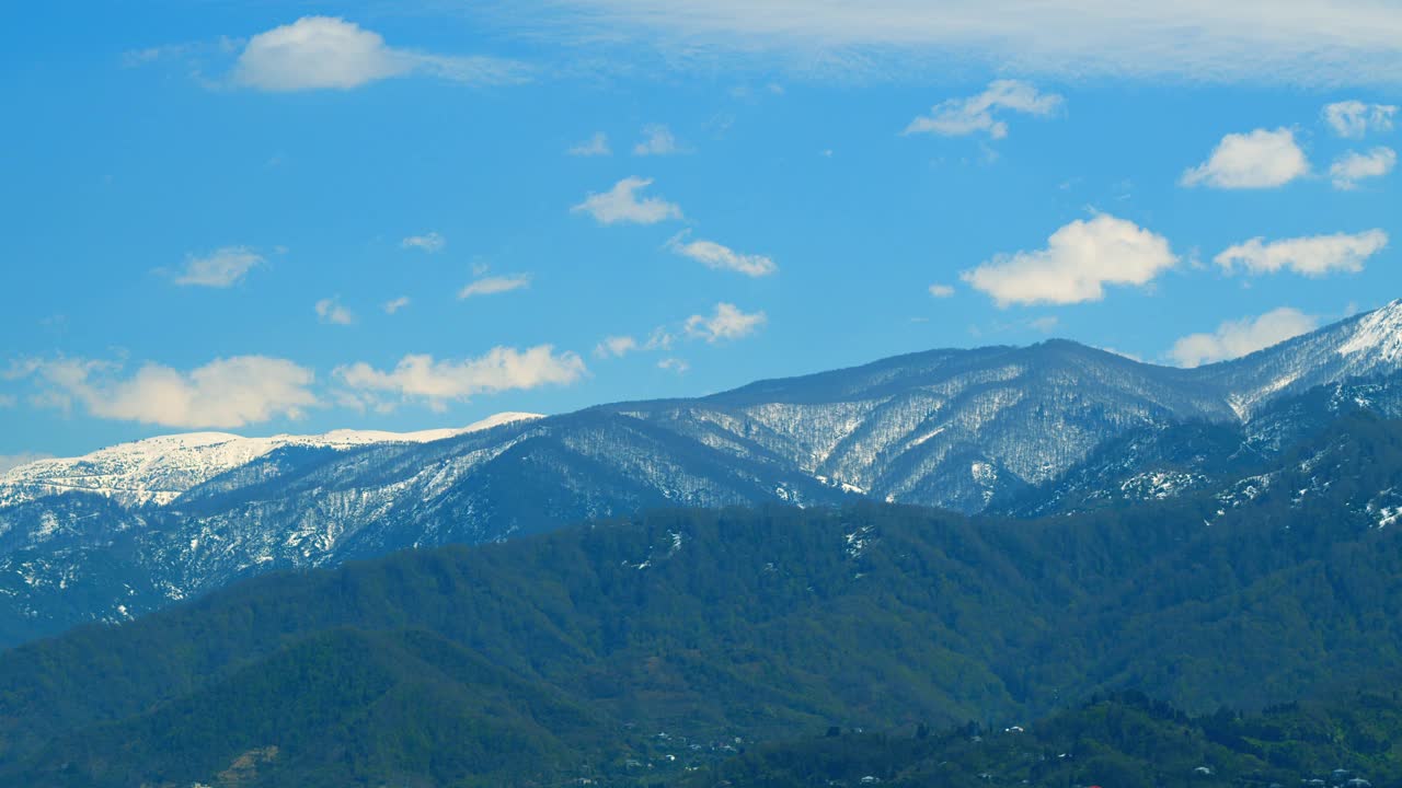 冬季平静山全景景观。有绿色针叶林的山脉。真正的时间。视频素材