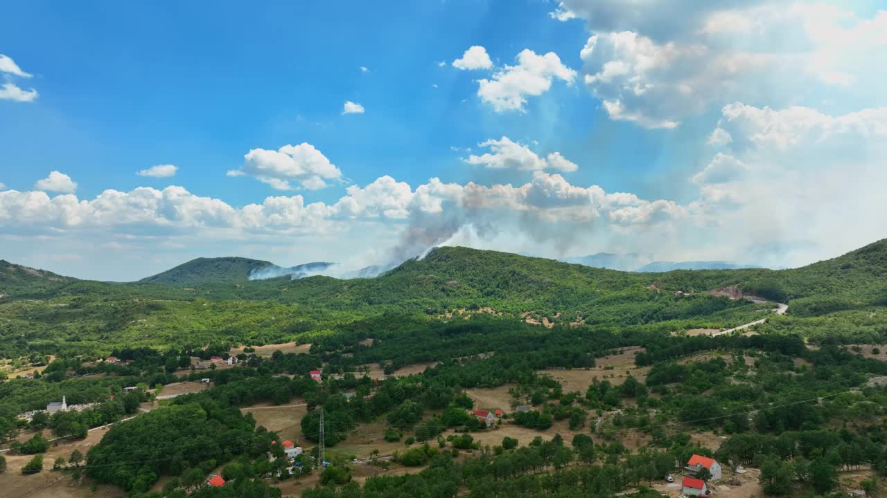 无人机拍摄的地中海高地野火全景视频素材