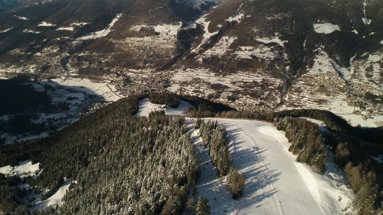 冬季阿尔卑斯山滑雪道的风景如画。风景如画的高山树木树冠。冬季度假滑雪胜地。冬季运动。
背景是雄伟的雪山。视频素材