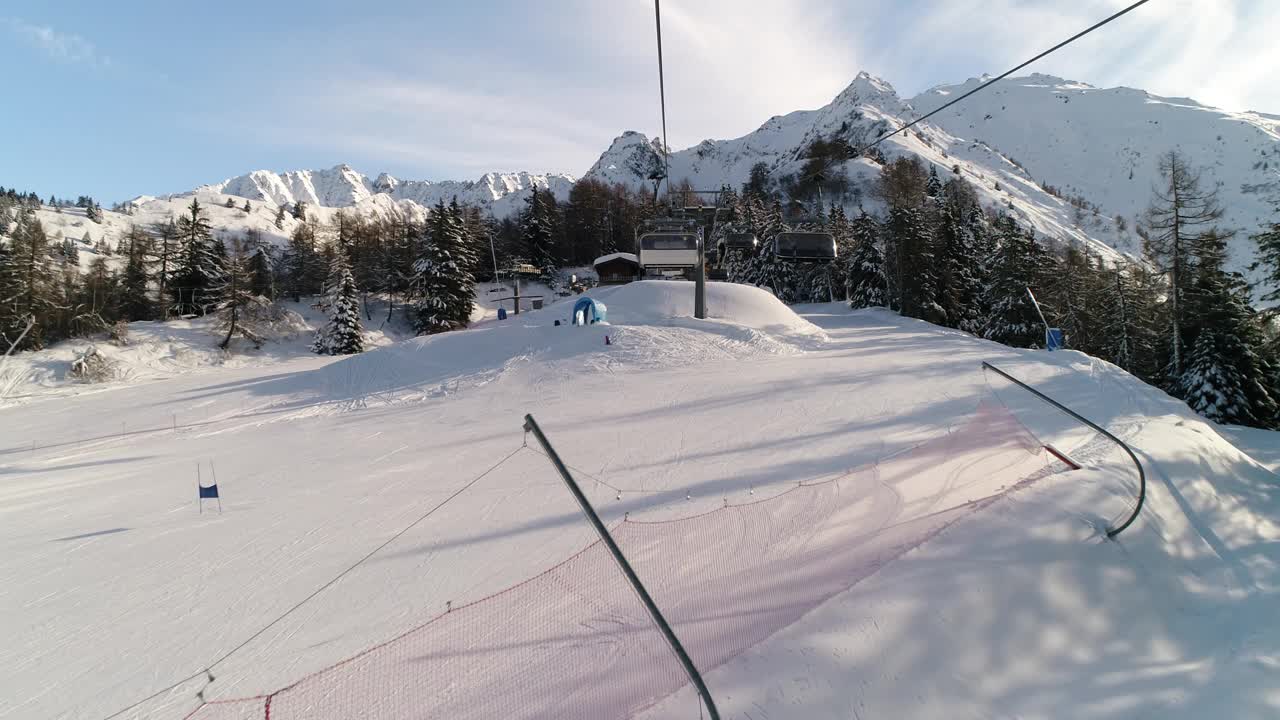 冬季阿尔卑斯山滑雪道的风景如画。风景如画的高山树木树冠。冬季度假滑雪胜地。冬季运动。
背景是雄伟的雪山。视频素材