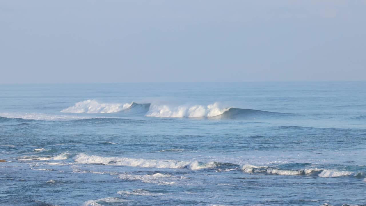 海浪冲击着海滩视频素材