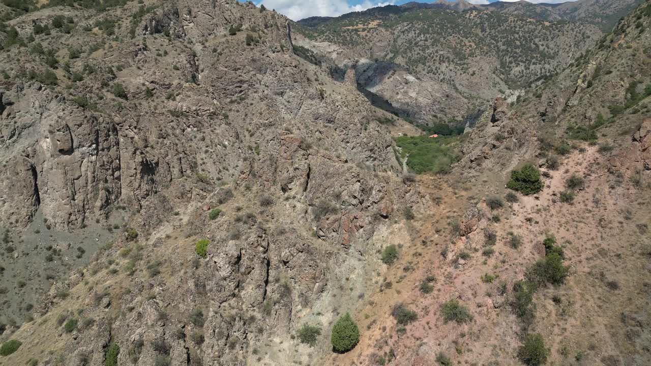 穿过陡峭的岩石山脊，露出深深的石头峡谷，下面是道路视频素材