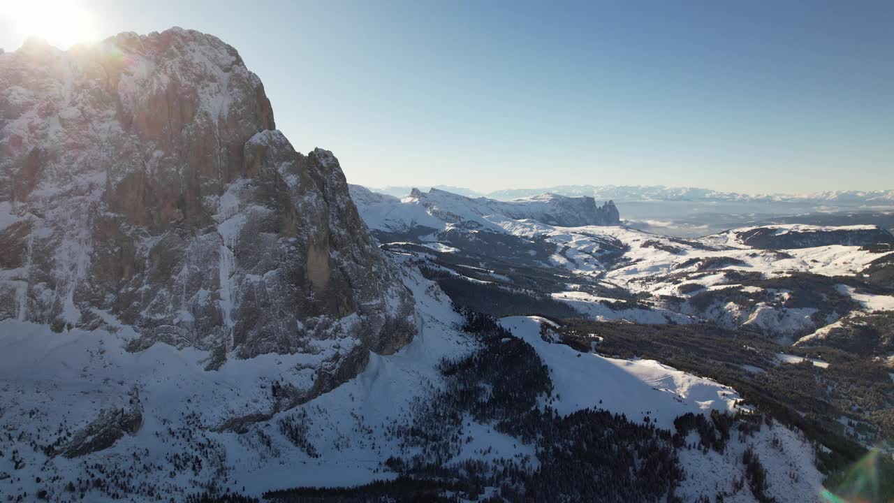 Val Gardenas雄伟的山峰:冬季仙境视频素材