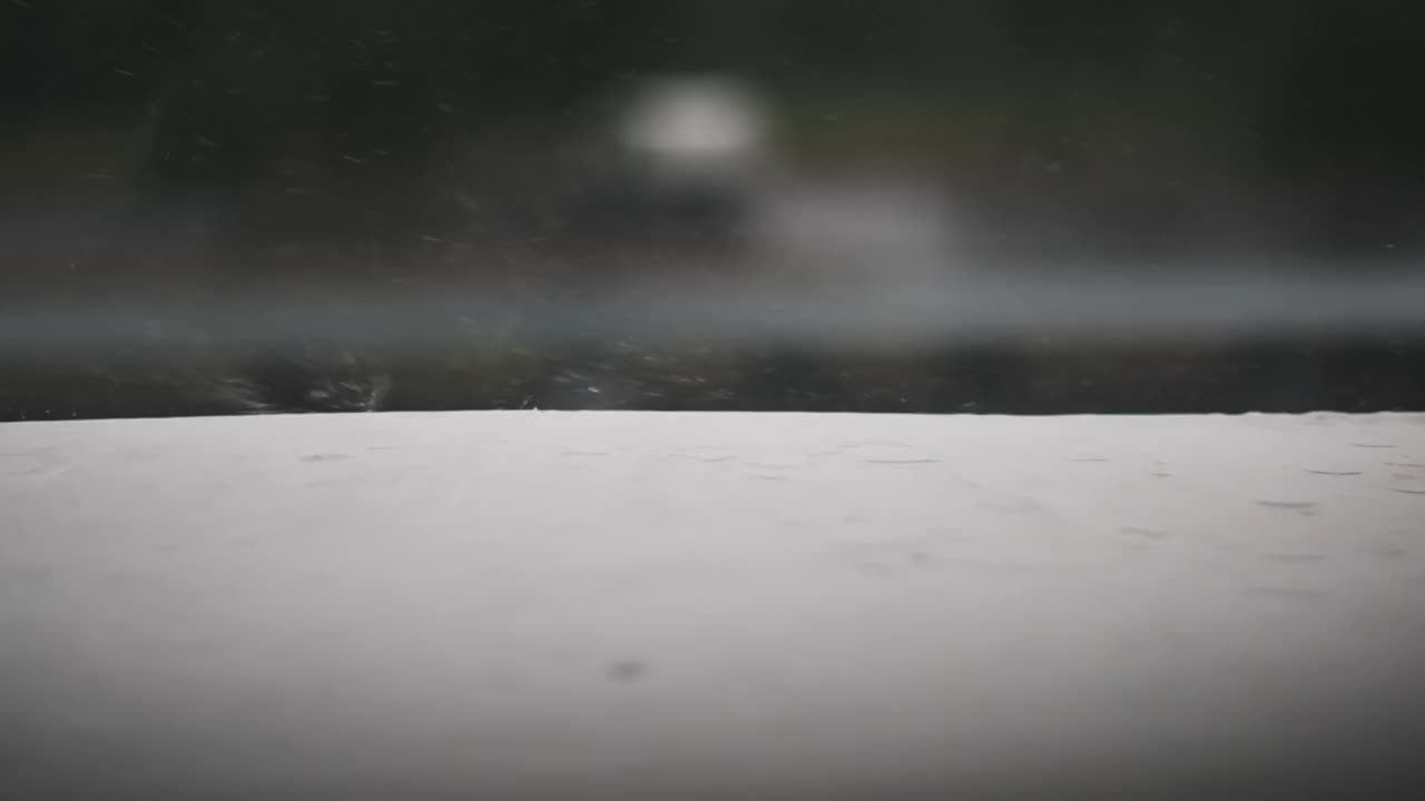 白色窗台上的慢动作雨滴视频下载