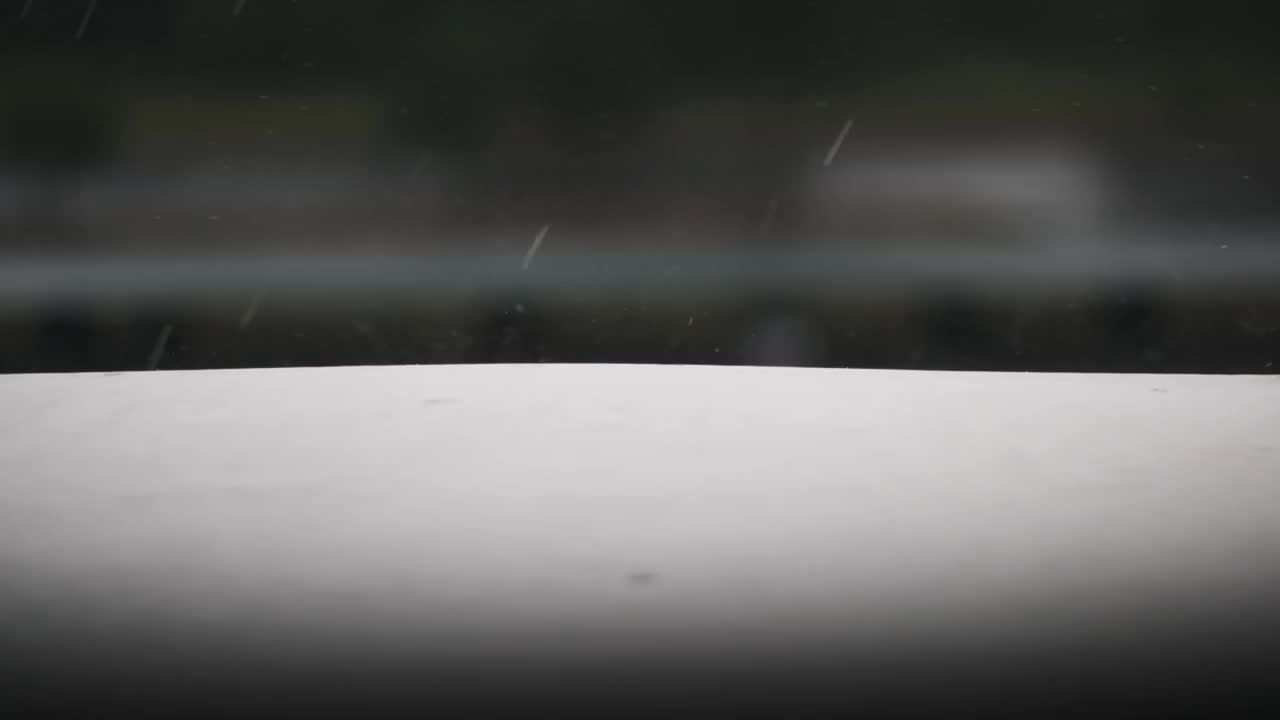 雨滴落在窗台上的慢动作视频素材