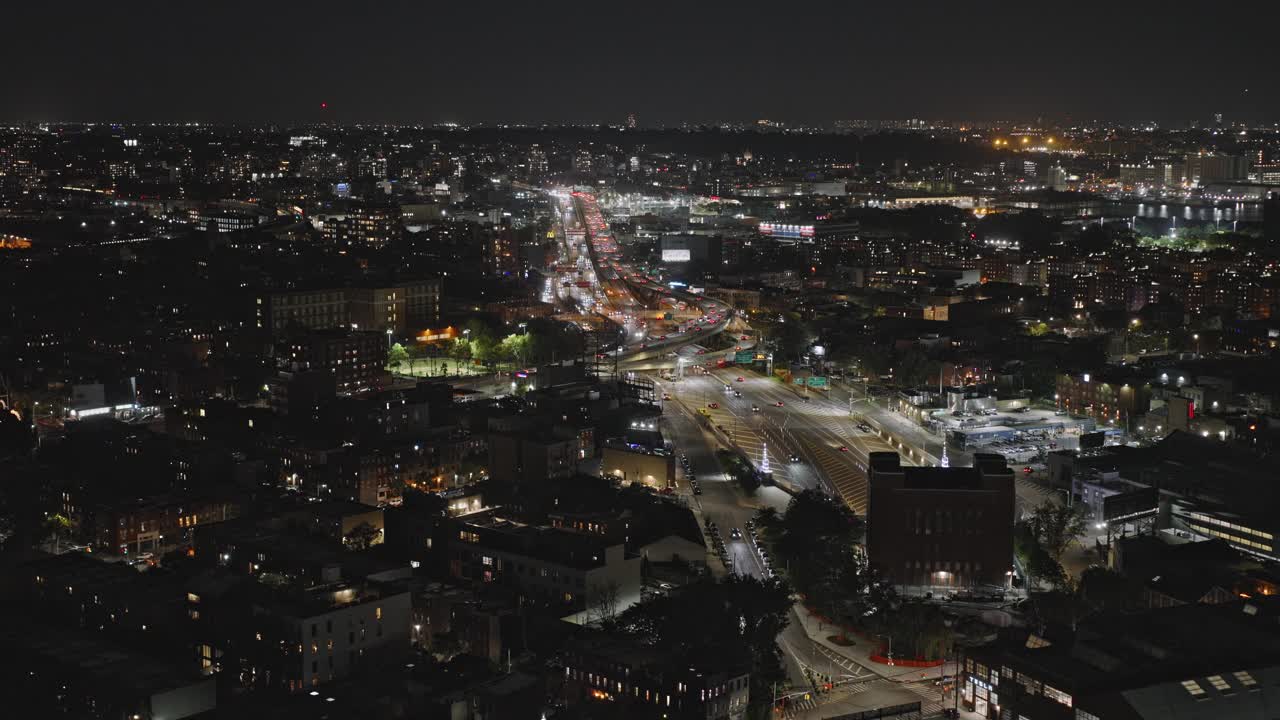 纽约市纽约市Aerial v291无人机飞越哥伦比亚街滨水区，拍摄红钩的夜景和布鲁克林-皇后区高速公路上的交通-使用Inspire 38k拍摄- 2023年9月视频素材