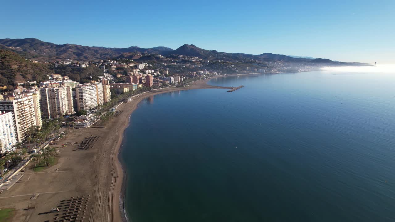 晴天马拉加斯海岸线鸟瞰图视频素材