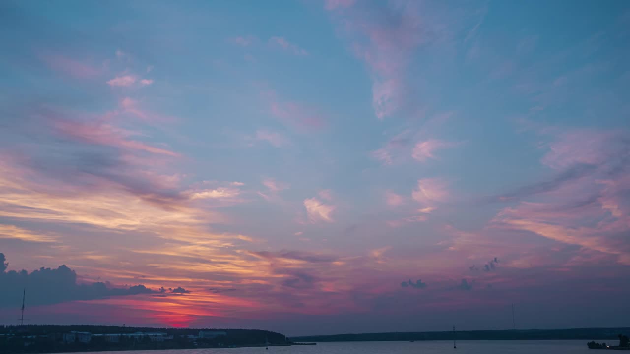 美丽的清晨风景。日出时间在河上流逝。美丽宁静的景色。早....。自然背景。视频下载