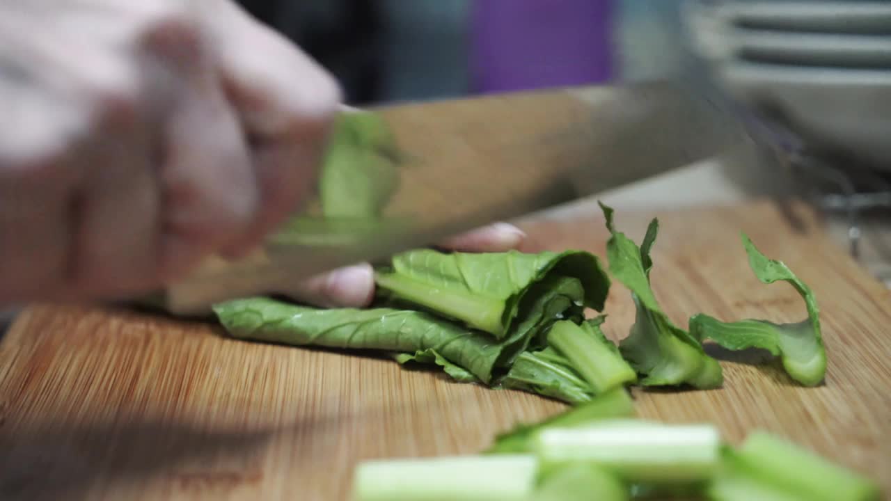 在案板上用手切菜视频素材