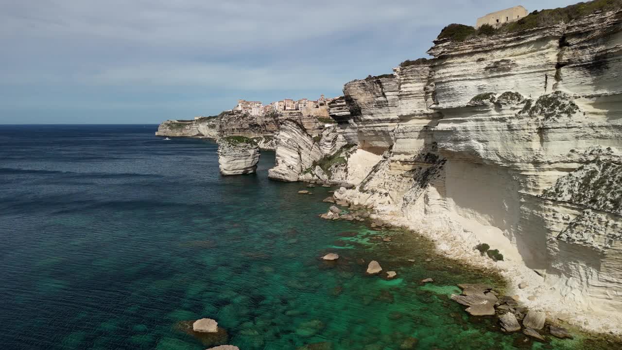 鸟瞰博尼法西奥悬崖和科西嘉碧绿的海水视频素材