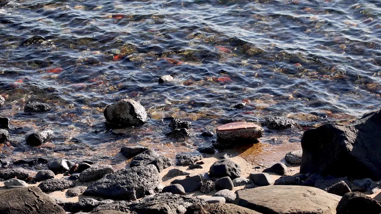 海浪冲击着岩石海岸视频素材