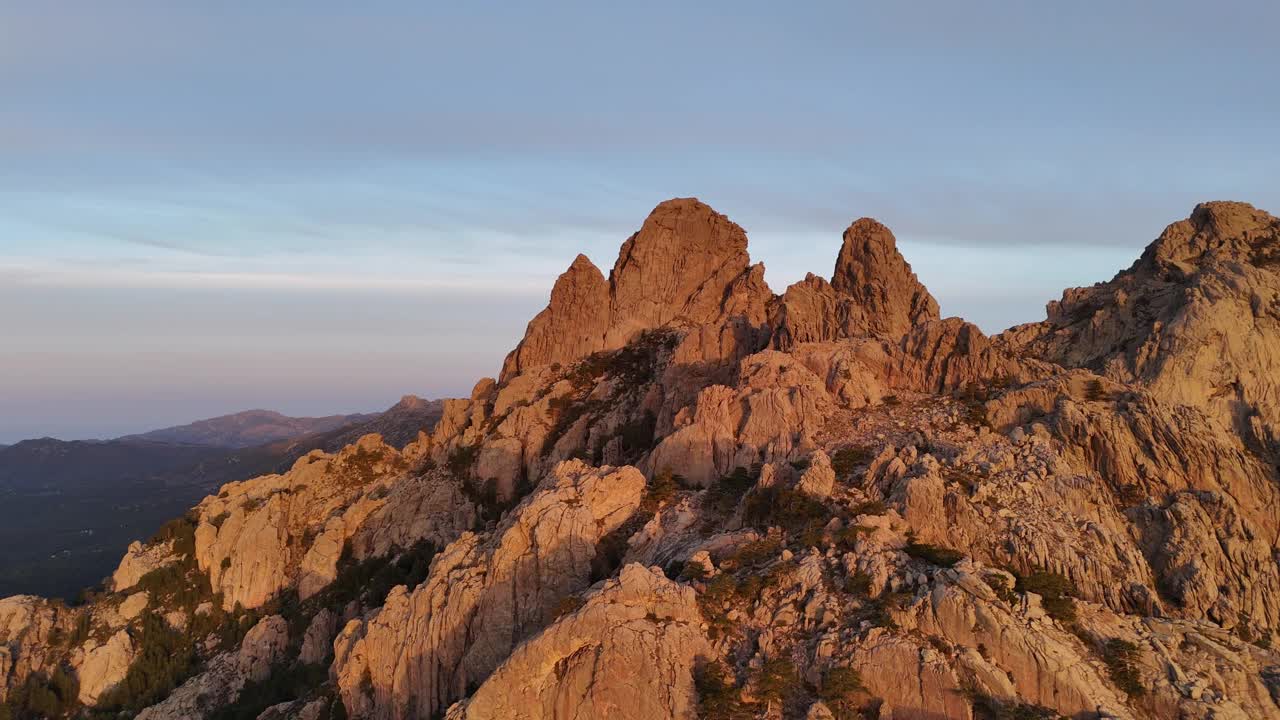 在科西嘉岛的Aiguilles De Bavella，黎明拥抱视频素材