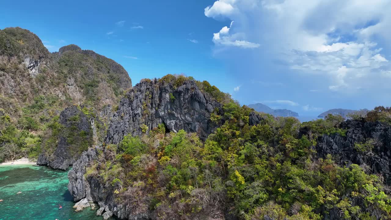 热带岛屿以海岸为岛，在珊瑚礁，蓝色和绿松石海令人惊叹的自然景观与蓝色泻湖视频素材