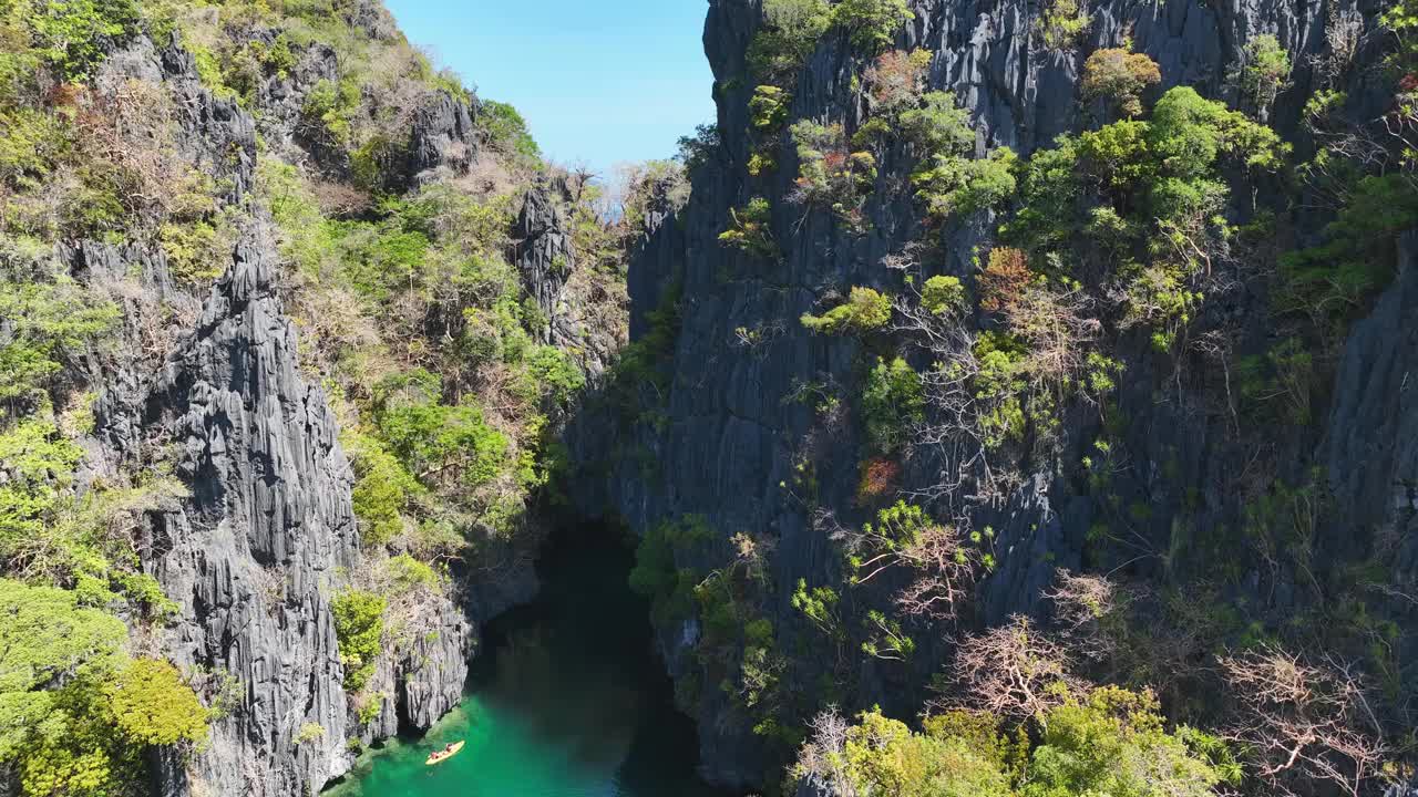 菲律宾巴拉望岛科伦鸟瞰图，美丽的泻湖和石灰岩悬崖鸟瞰图。视频素材