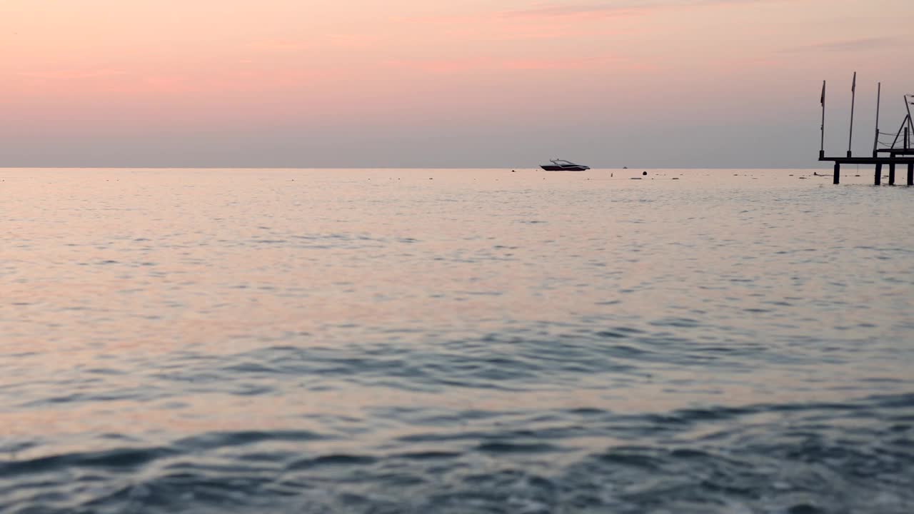 海水和沙滩，日出或日落的时间。在海浪中喝杯茶或咖啡视频素材