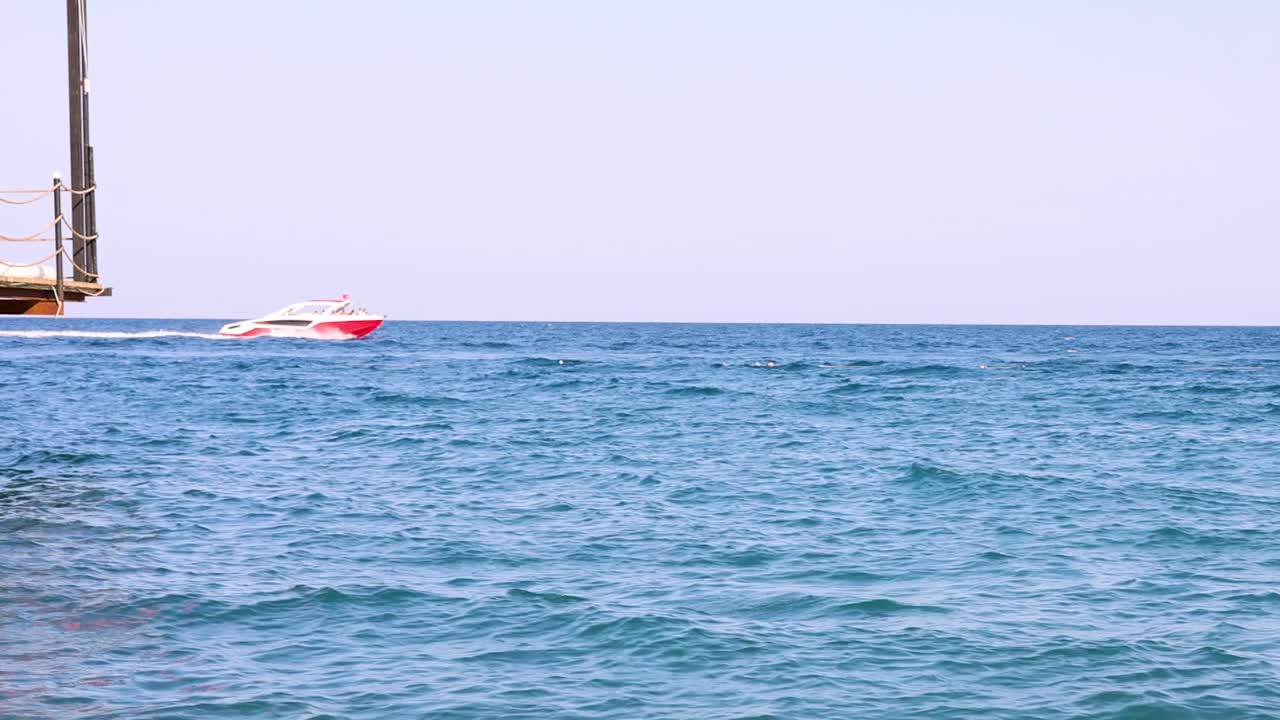 海水和沙滩，日出或日落的时间。在海浪中喝杯茶或咖啡视频素材