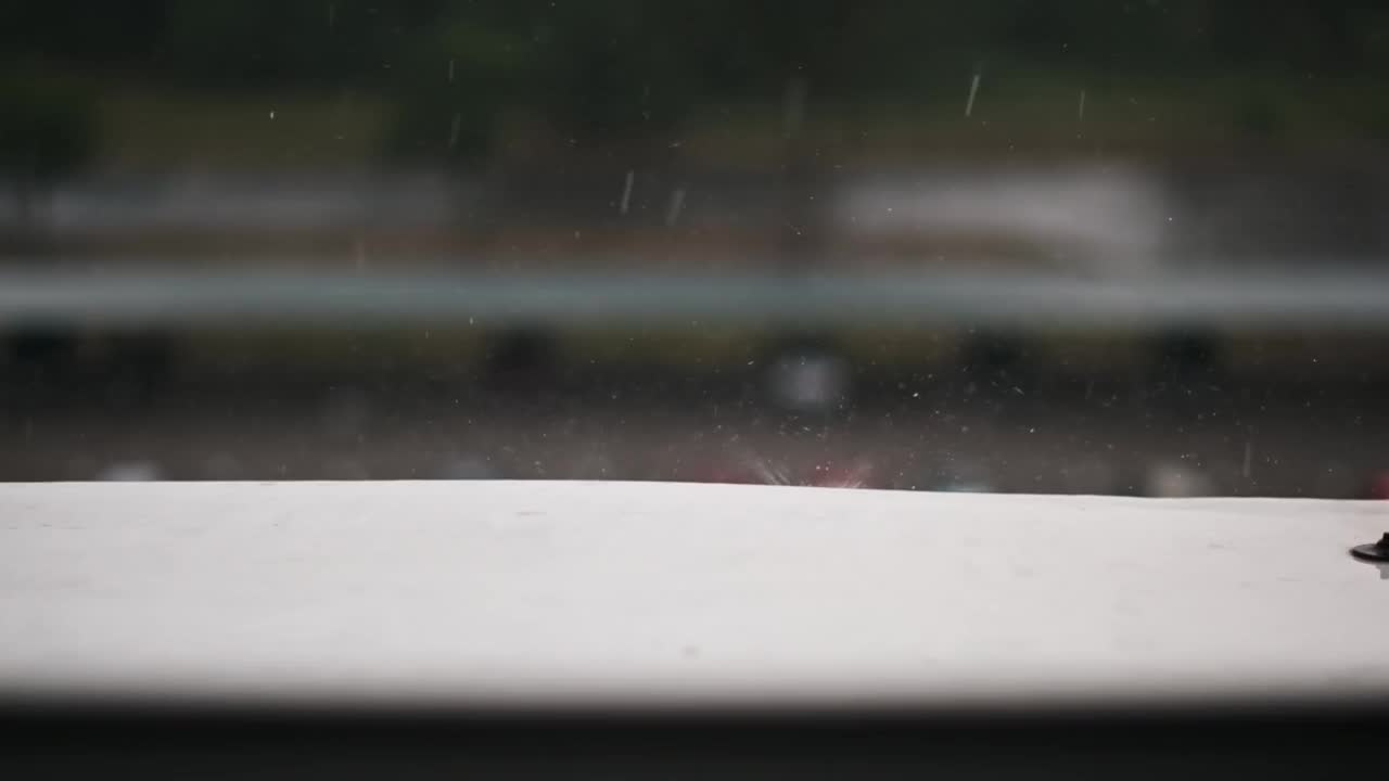 白色窗台上的慢动作雨滴视频素材