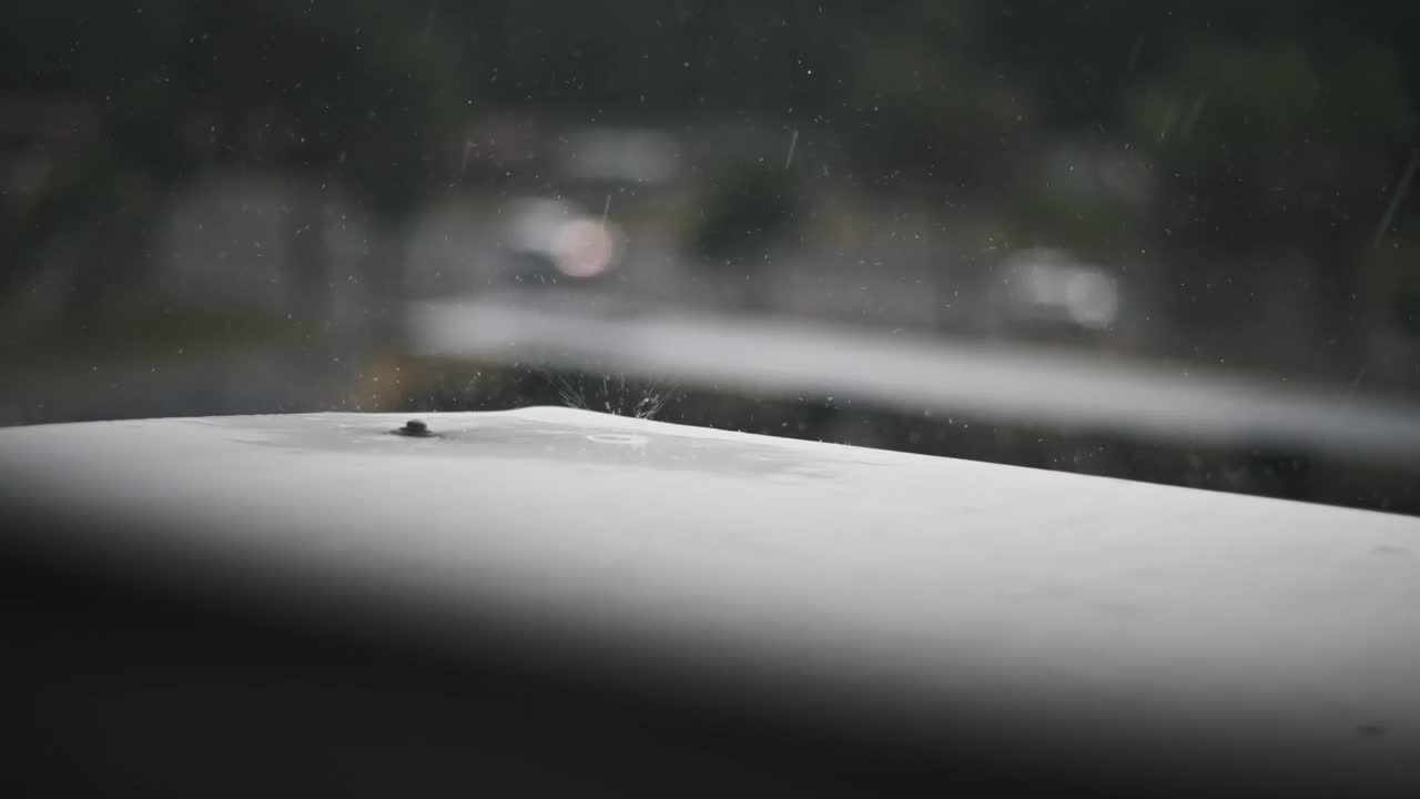 巨雨在窗台上-微距慢动作视频素材