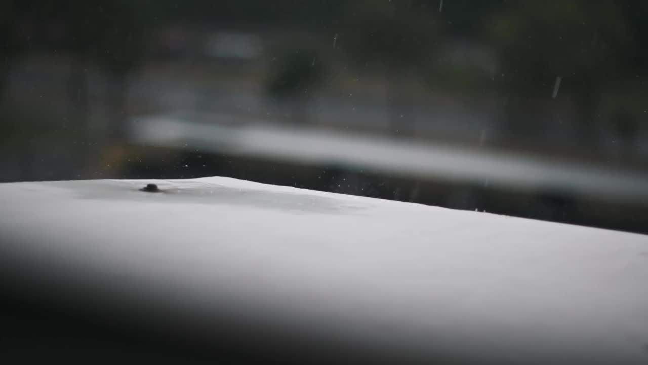 雨滴落在白色窗台上的慢动作视频素材