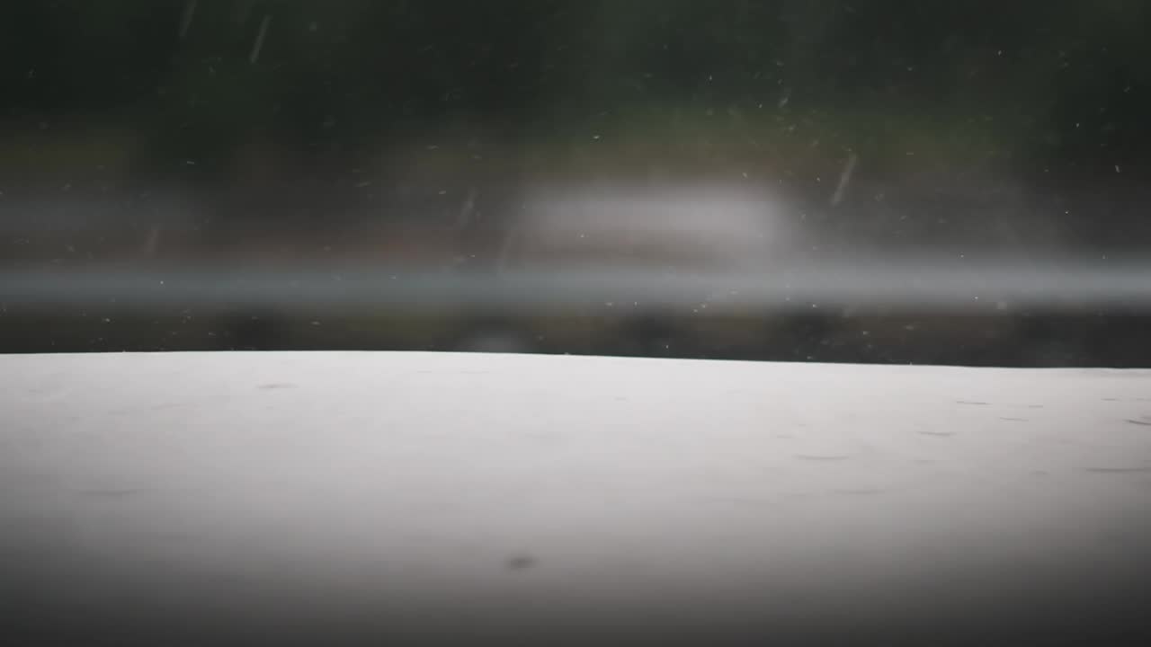 雨滴落在窗台上的慢动作视频下载