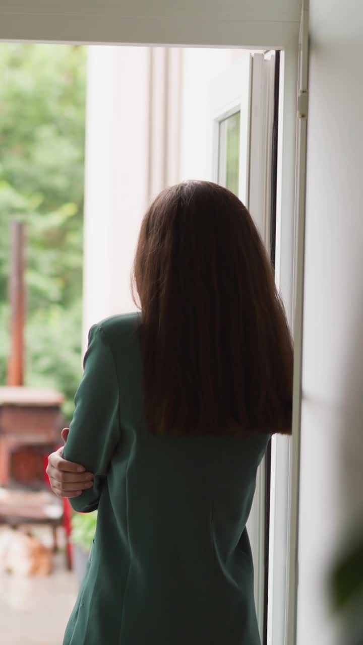 沮丧的女人望着窗外的雨视频素材