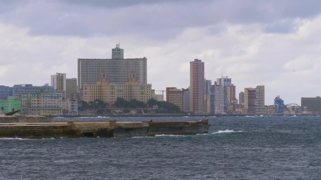 古巴，现代哈瓦那和加勒比海的天际线视频下载