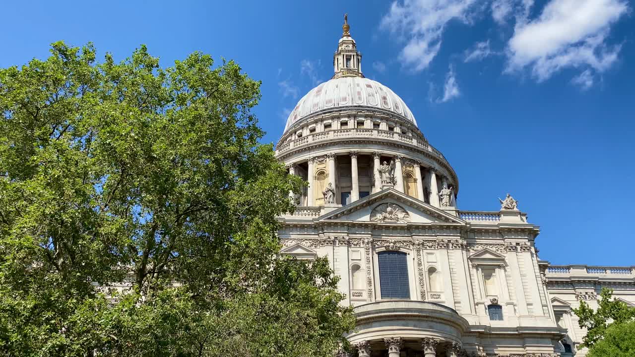 伦敦锅横跨圣保罗大教堂标志性的圆顶立面视频下载