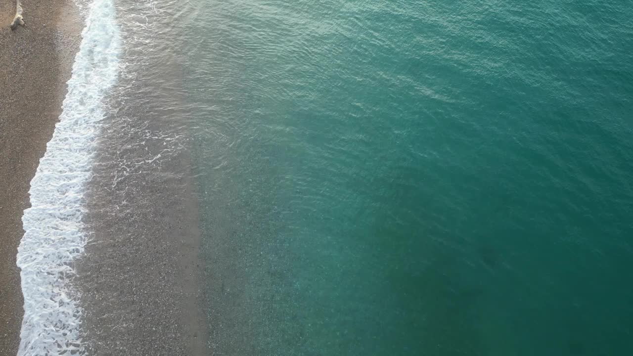 美丽的空中日出海景在空旷的海滩上，惊人的云景，4K视频下载