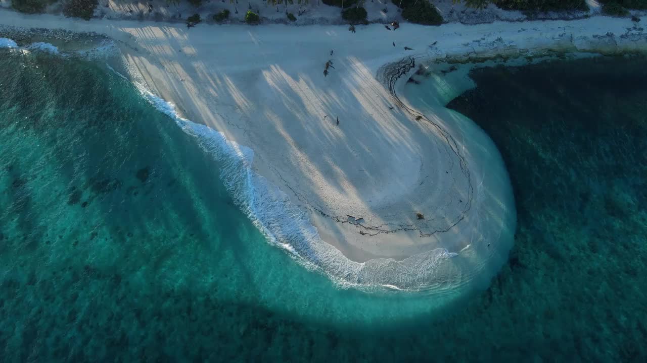 热带海滩，树木的阴影和透明的海洋。鸟瞰豪华天堂岛视频素材